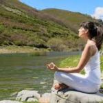 Posisi meditasi tenang di alam terbuka